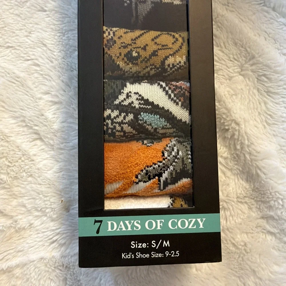 Jurassic World Kids Socks 7 Pack Gift Box Cozy Dinosaur S/M Shoe 9-2.5